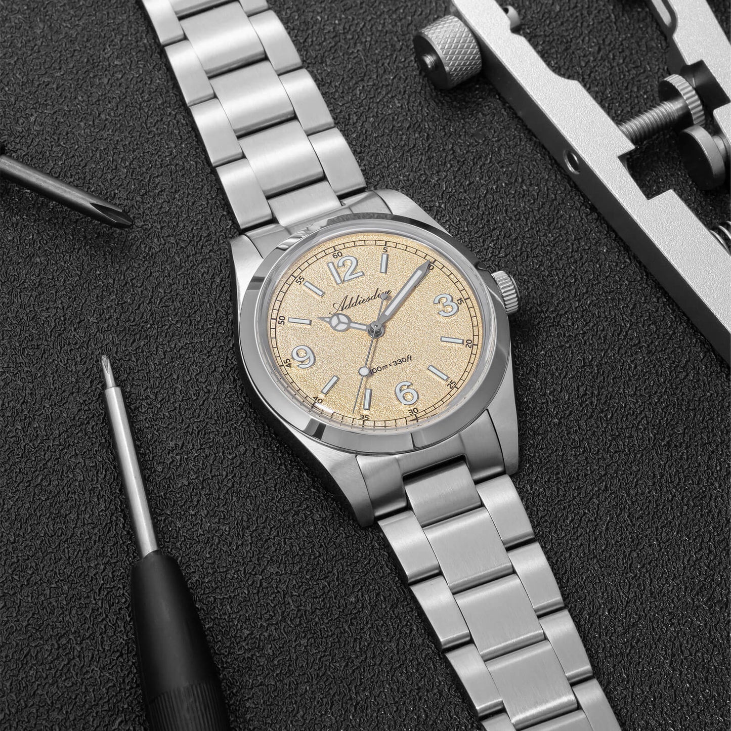 Esfera texturizada estilo arena – ADDIESDIVE AD2518 Reloj de campo VH31 de 36 mm