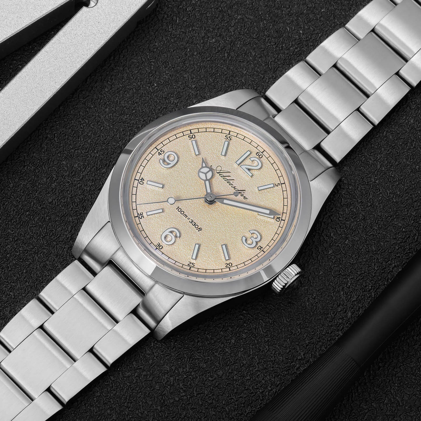 Esfera texturizada estilo arena – ADDIESDIVE AD2518 Reloj de campo VH31 de 36 mm