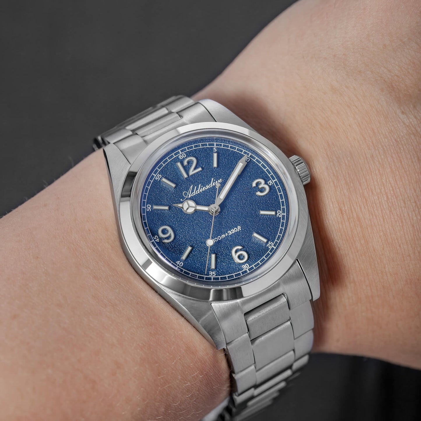 Esfera texturizada estilo arena – ADDIESDIVE AD2518 Reloj de campo VH31 de 36 mm