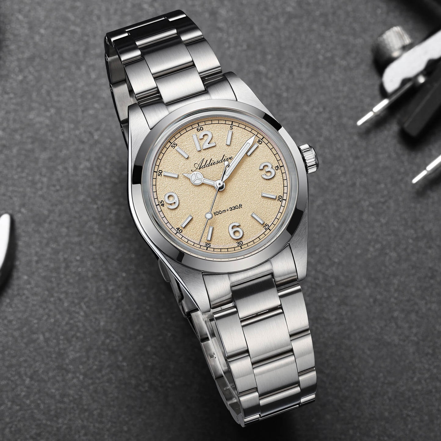 Esfera texturizada estilo arena – ADDIESDIVE AD2518 Reloj de campo VH31 de 36 mm