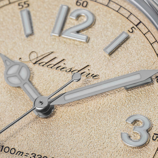 Esfera texturizada estilo arena – ADDIESDIVE AD2518 Reloj de campo VH31 de 36 mm
