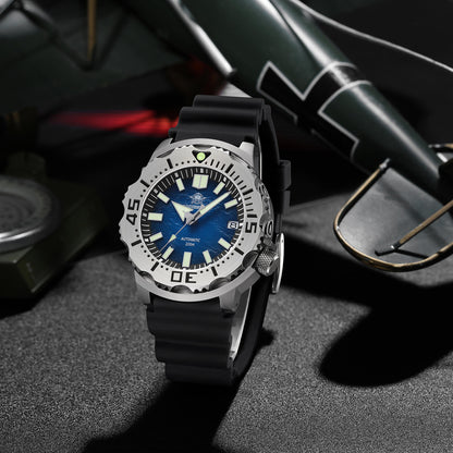 Reloj de acero inoxidable Monster con correa de acero y silicona, esfera azul y corona a rosca, ideal para deportes acuáticos y aventuras