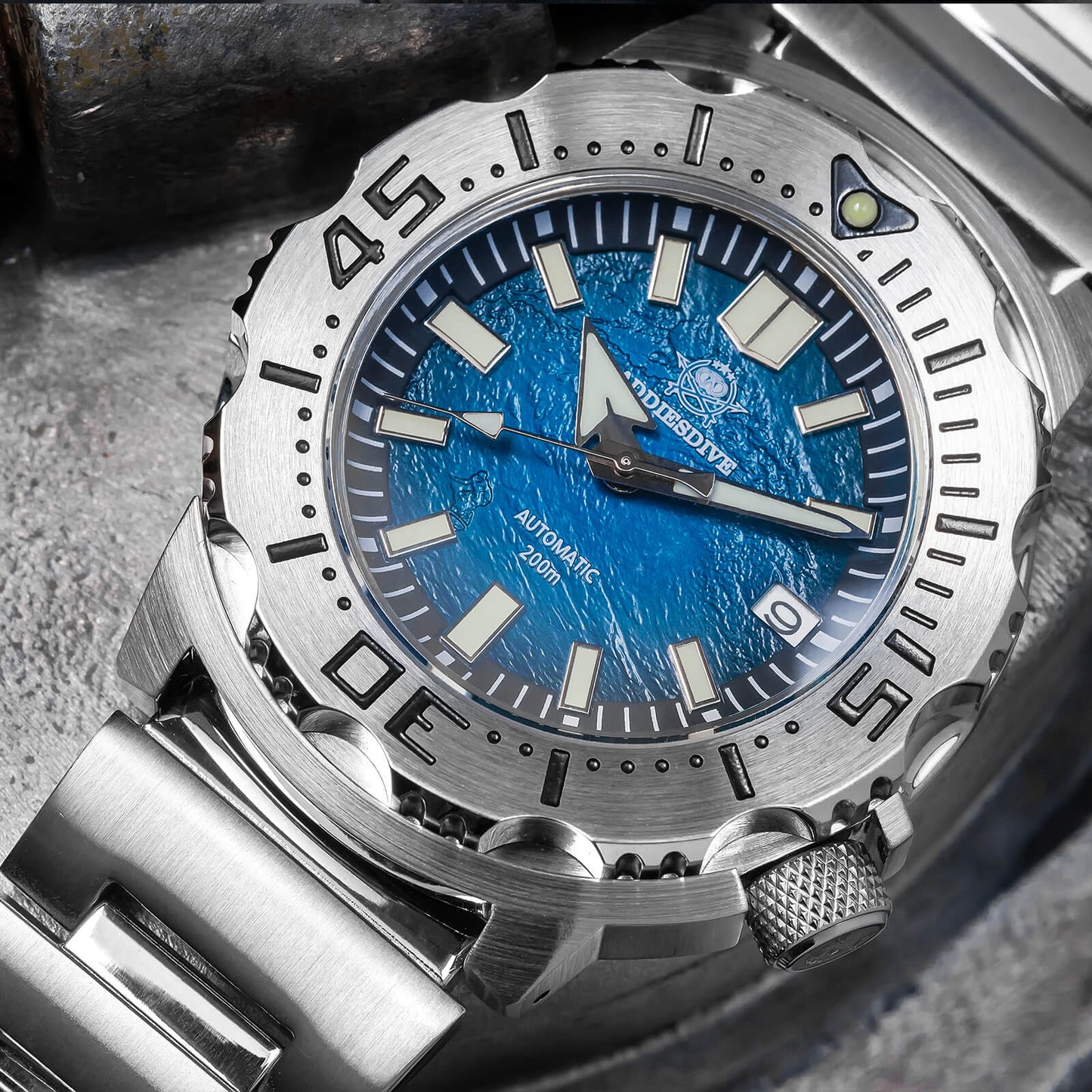 Reloj deportivo de acero con correa de silicona y acero, esfera azul luminosa con polvo BGW9, diseño robusto y resistente al agua para buceo